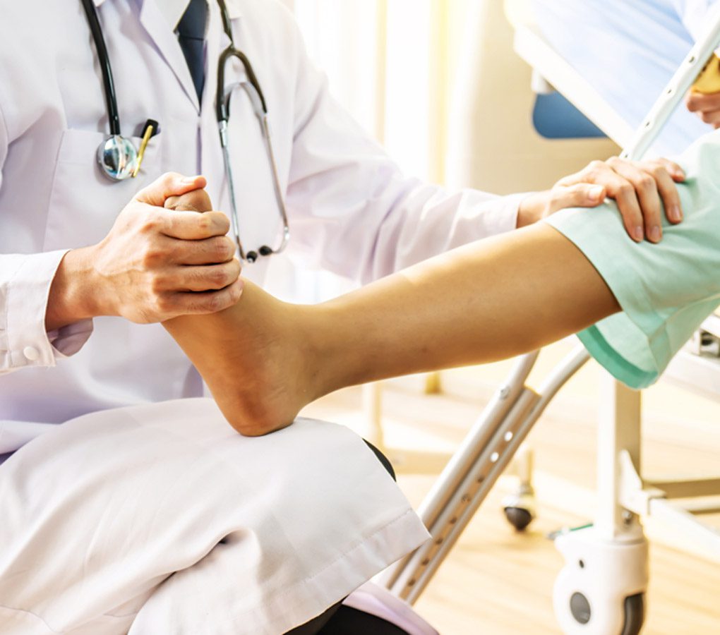 Car-accident-doctor-in-San-Antonio-evaluating-patient’s-leg